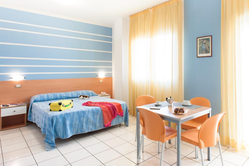 Bed, Living room, Food and drinks, Photo of the whole room, Dining area, Bedroom