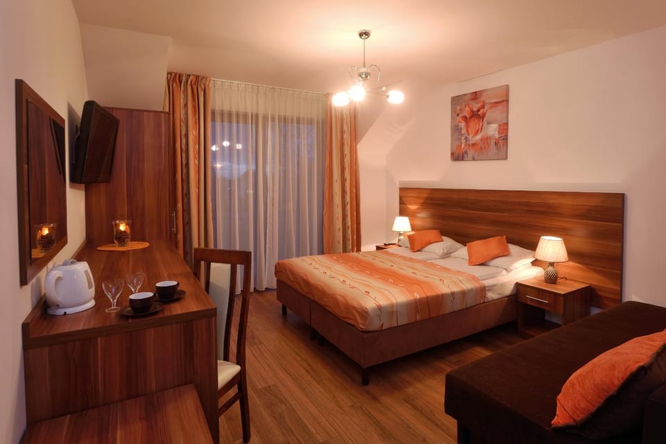 Bed, TV and multimedia, Living room, Other, Other, Other, Photo of the whole room, Seating area, Evening entertainment, Bedroom