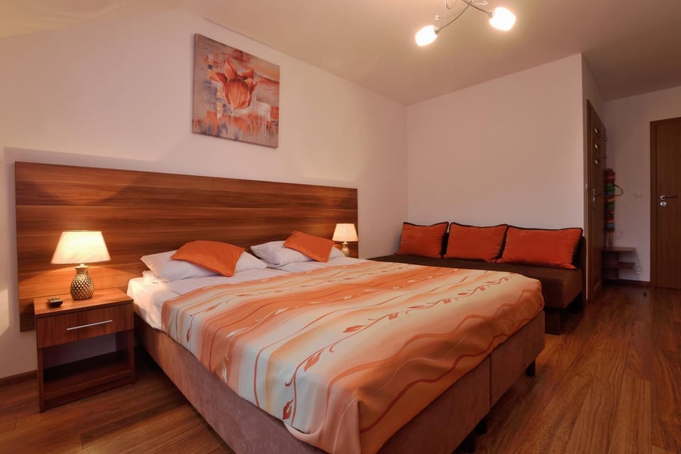 Bed, Photo of the whole room, Seating area, Bedroom