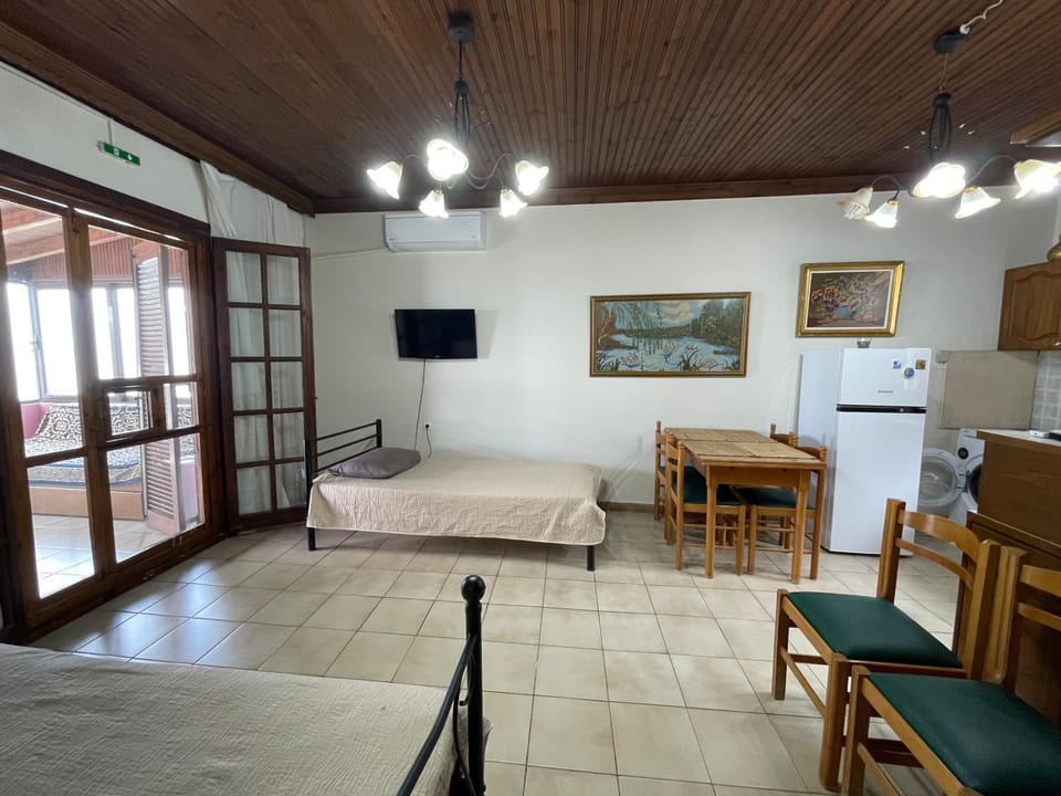 Bed, Kitchen or kitchenette, Living room, Seating area