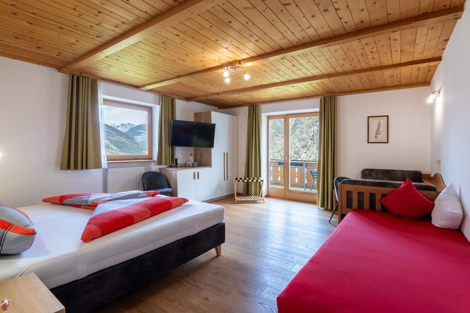 View (from property/room), Balcony/Terrace, Photo of the whole room, Bedroom, Garden view, internet
