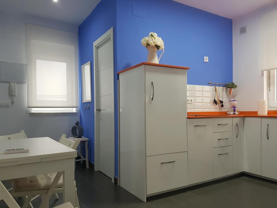 Kitchen or kitchenette, Decorative detail, Dining area