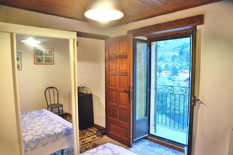 Balcony/Terrace, Bedroom, Mountain view, Street view