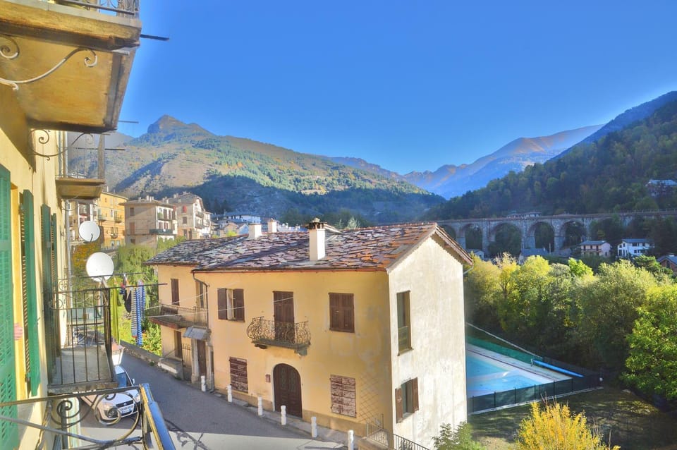 City view, Garden view, Mountain view, Pool view, Street view