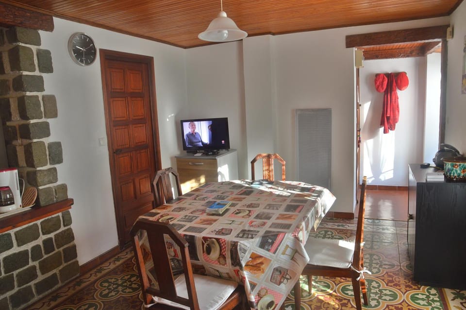 Day, Dining area