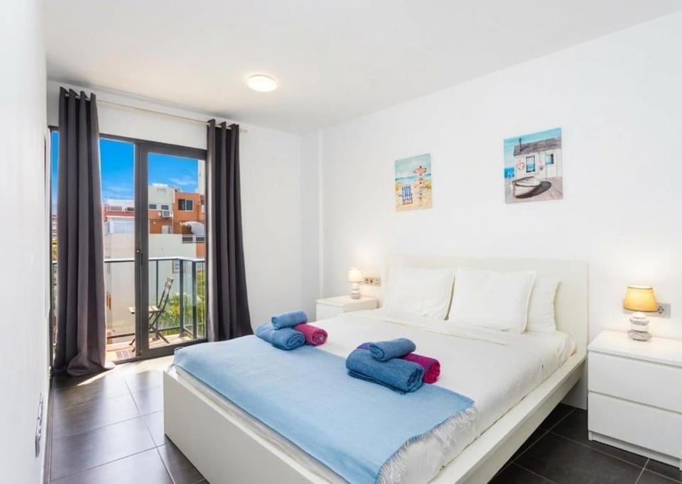 Bed, Day, Bedroom, towels