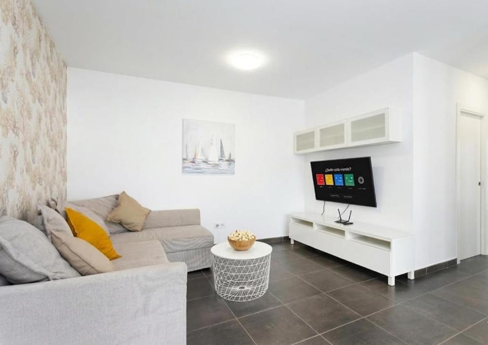 TV and multimedia, Living room, Seating area, Evening entertainment