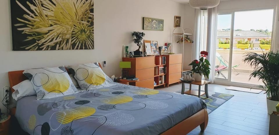 Shower, Toilet, Patio, Bed, TV and multimedia, Coffee/tea facilities, Balcony/Terrace, Photo of the whole room, Decorative detail, Dining area, Bedroom