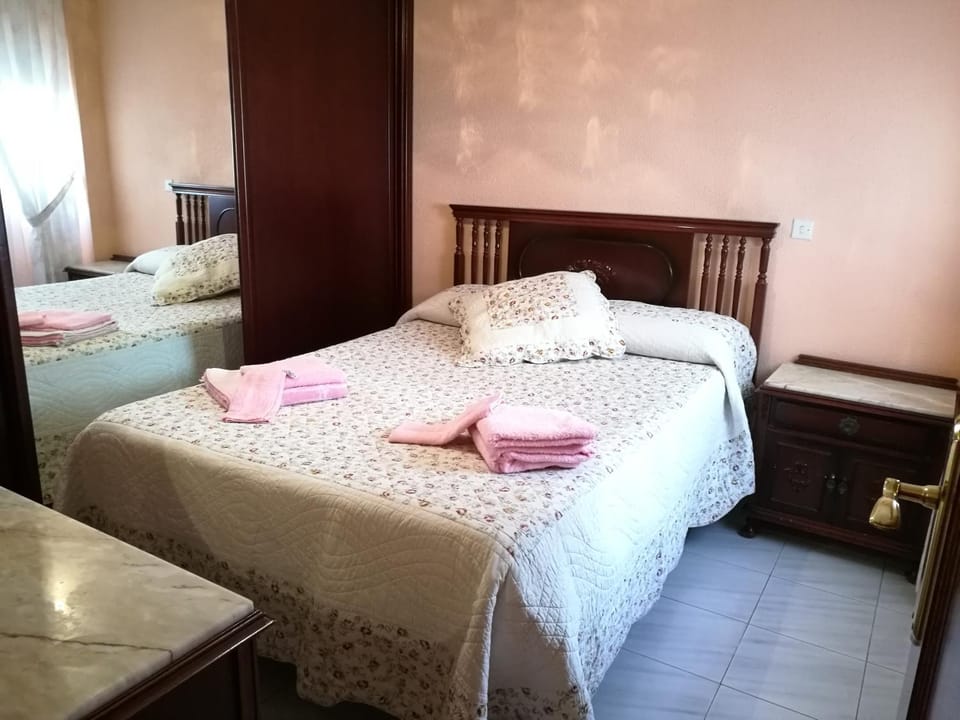 Bed, Photo of the whole room, Decorative detail, Bedroom