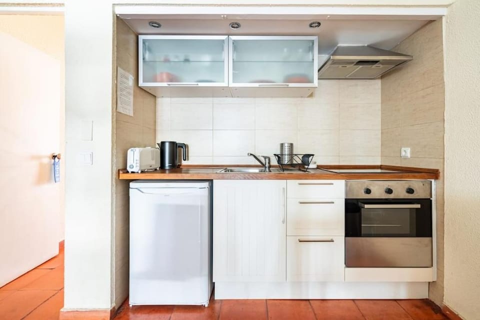Coffee/tea facilities, Kitchen or kitchenette, stove, toaster