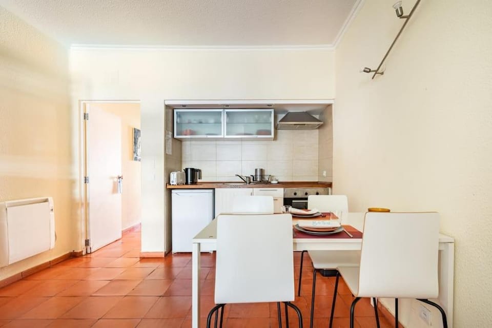Kitchen or kitchenette, Dining area, oven, stove, toaster
