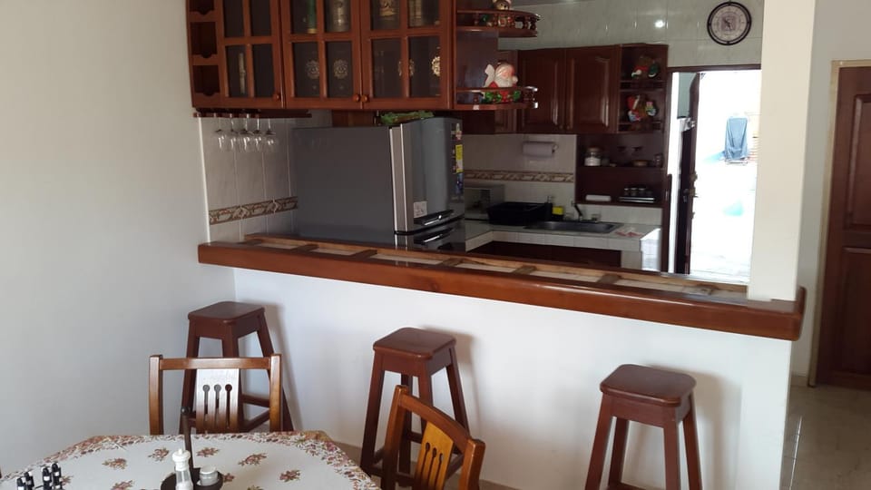 Coffee/tea facilities, Kitchen or kitchenette, Dining area, oven, stove