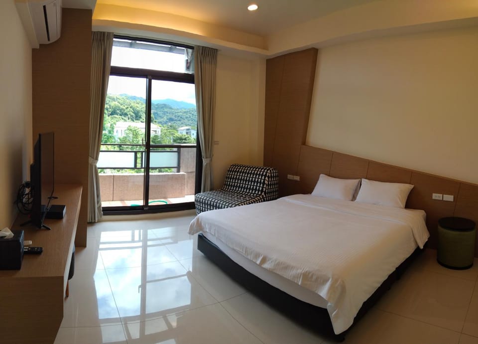 Photo of the whole room, Bedroom