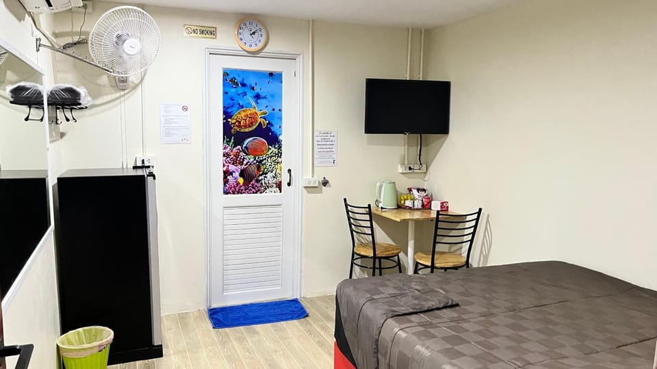 Bed, TV and multimedia, Seating area, Bedroom, air conditioner