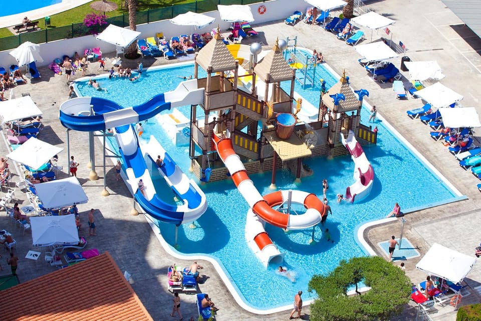 Off site, Day, Summer, Swimming pool, Swimming pool, young children, young children, older children, older children, Family, Family