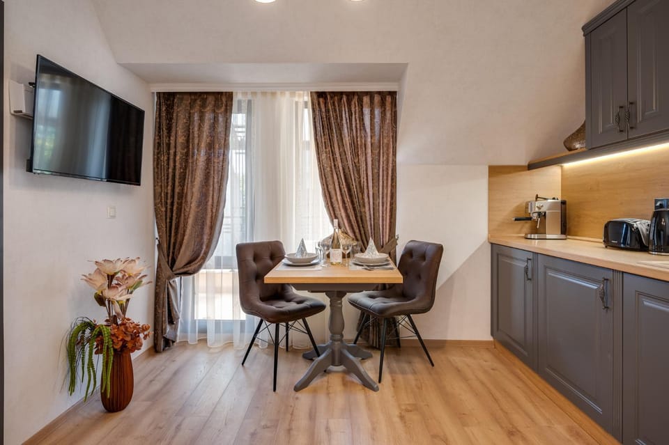 Coffee/tea facilities, Kitchen or kitchenette, Living room, Seating area, Dining area, stove