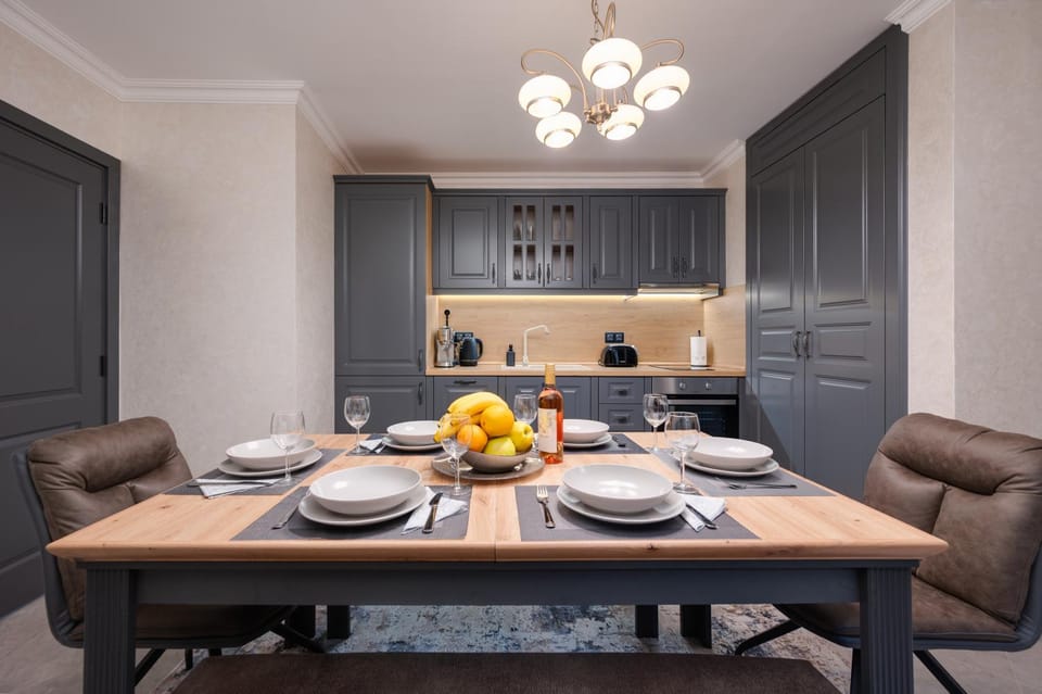 Kitchen or kitchenette, Seating area, Dining area