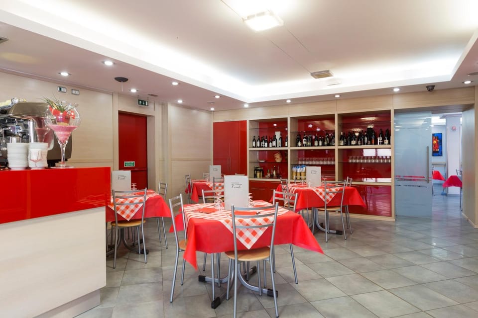 Restaurant/places to eat, Food and drinks, On site