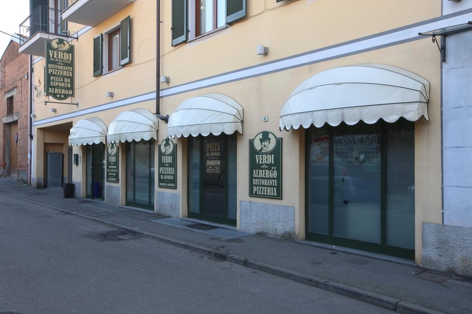 Property building, Facade/entrance, Day, On site