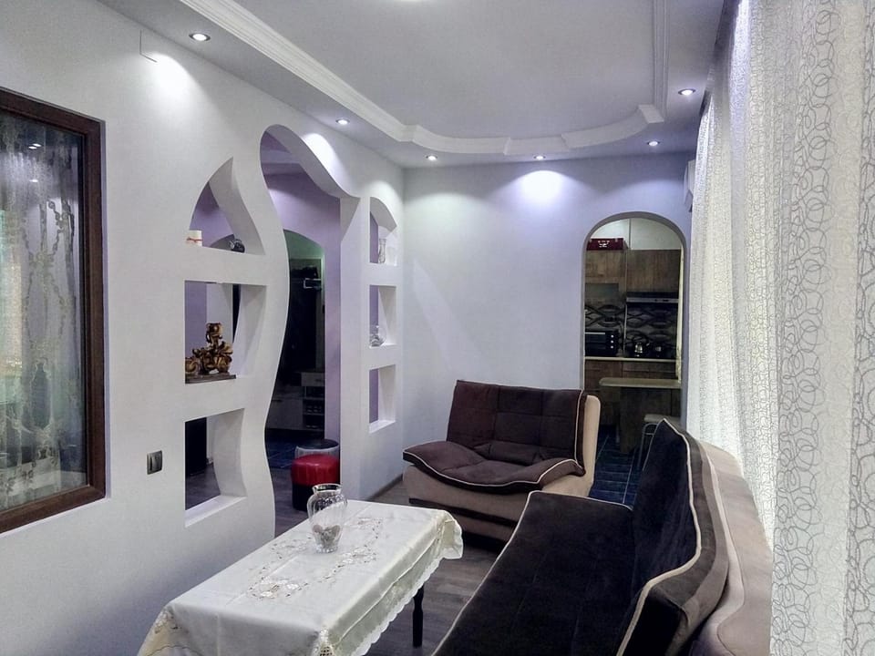 Guests, Sea view, Street view