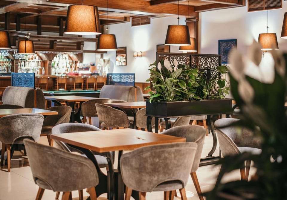 Restaurant/places to eat, Seating area