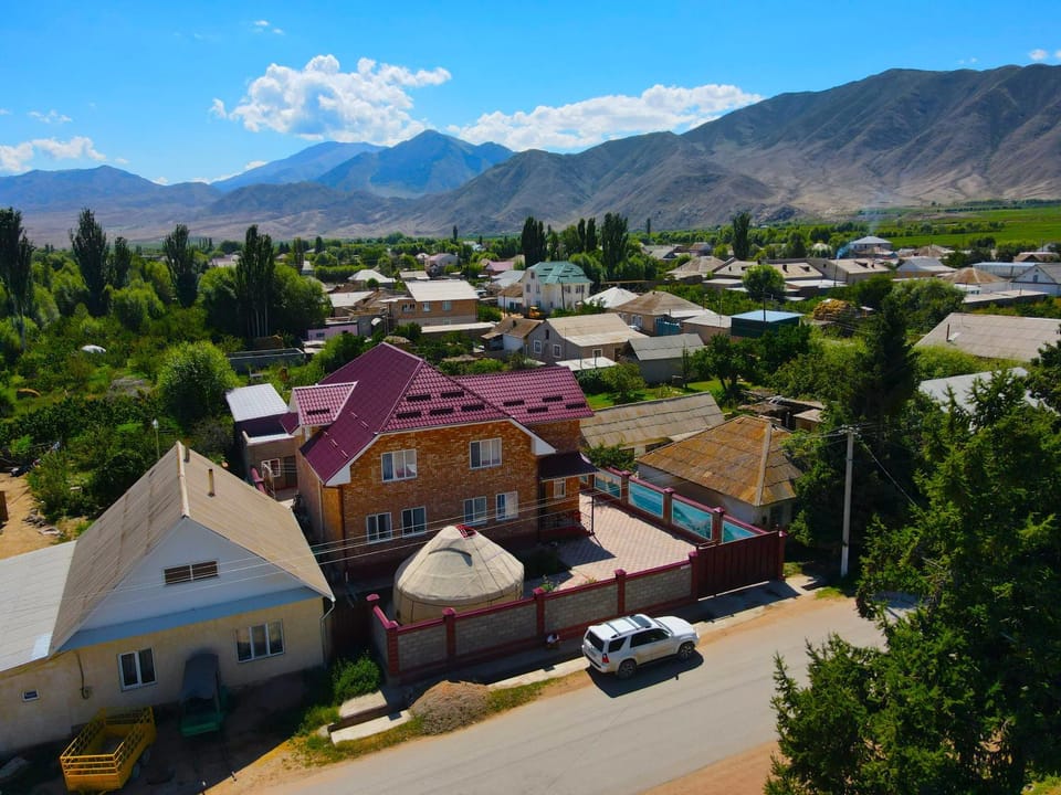 Property building, Day, Neighbourhood, Natural landscape, Bird's eye view, City view, Mountain view, Street view, Location, Parking