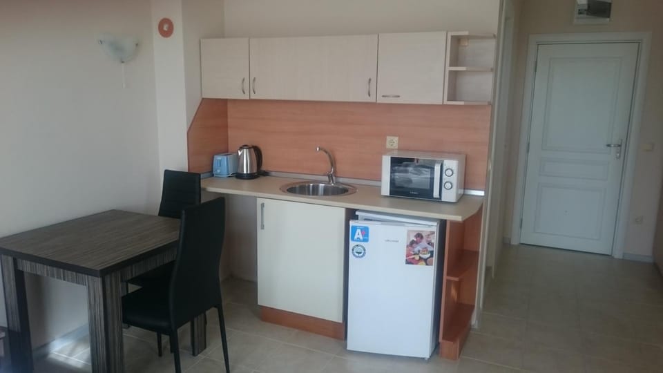 Kitchen or kitchenette, Food and drinks, Dining area