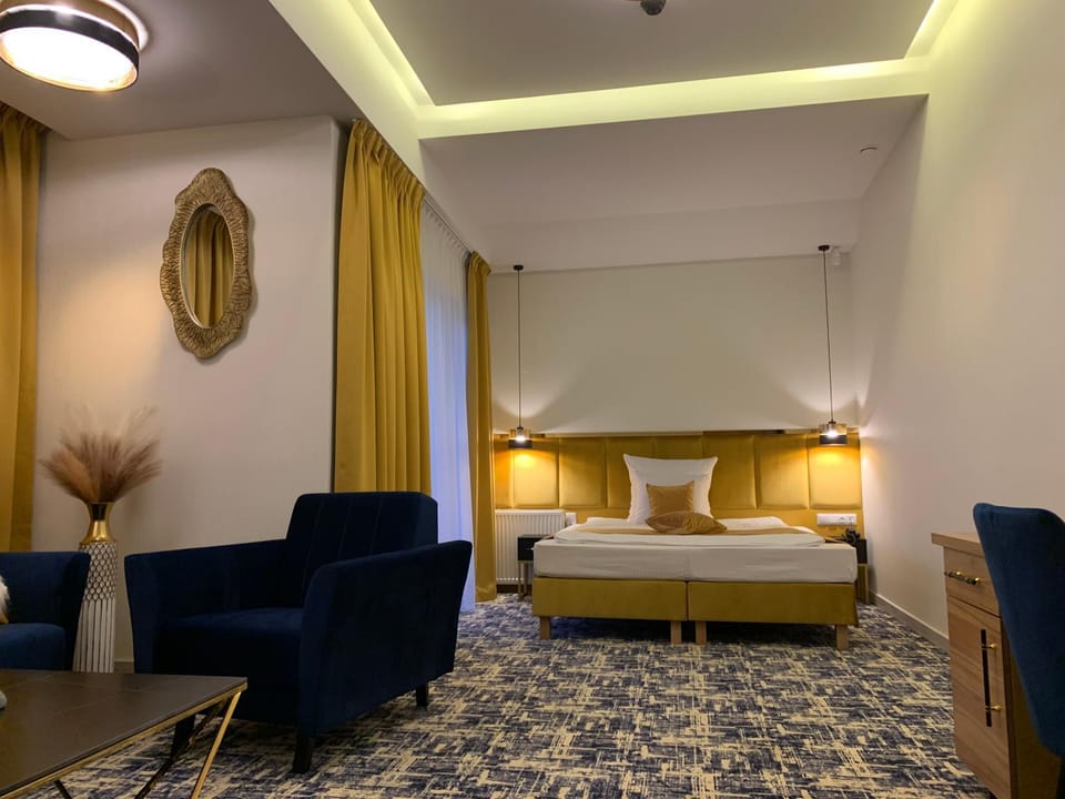 Bed, Living room, Photo of the whole room, Seating area, Bedroom