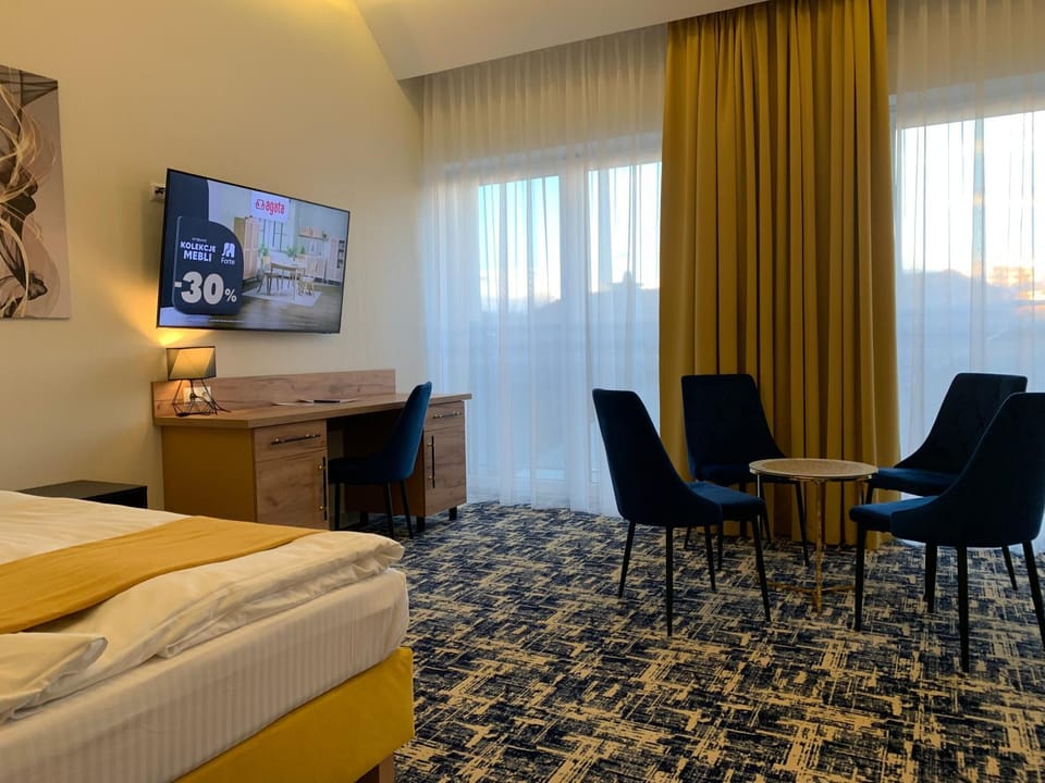 Communal lounge/ TV room, Bed, TV and multimedia, Living room, Photo of the whole room, Seating area, Bedroom