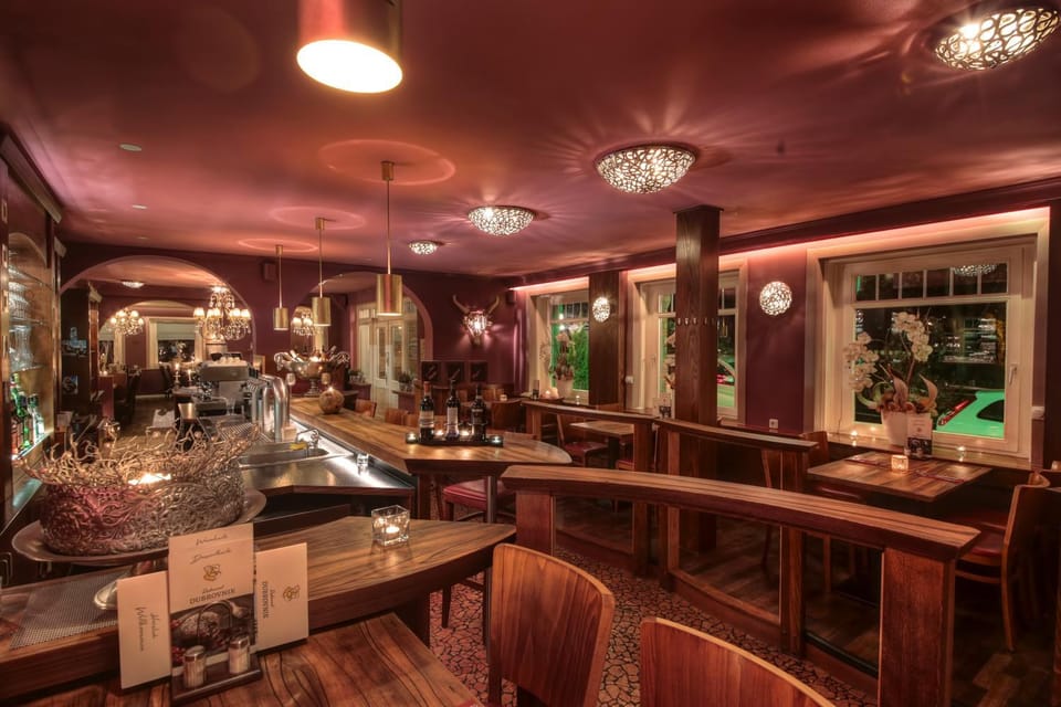 Restaurant/places to eat, Restaurant/places to eat, Lounge or bar