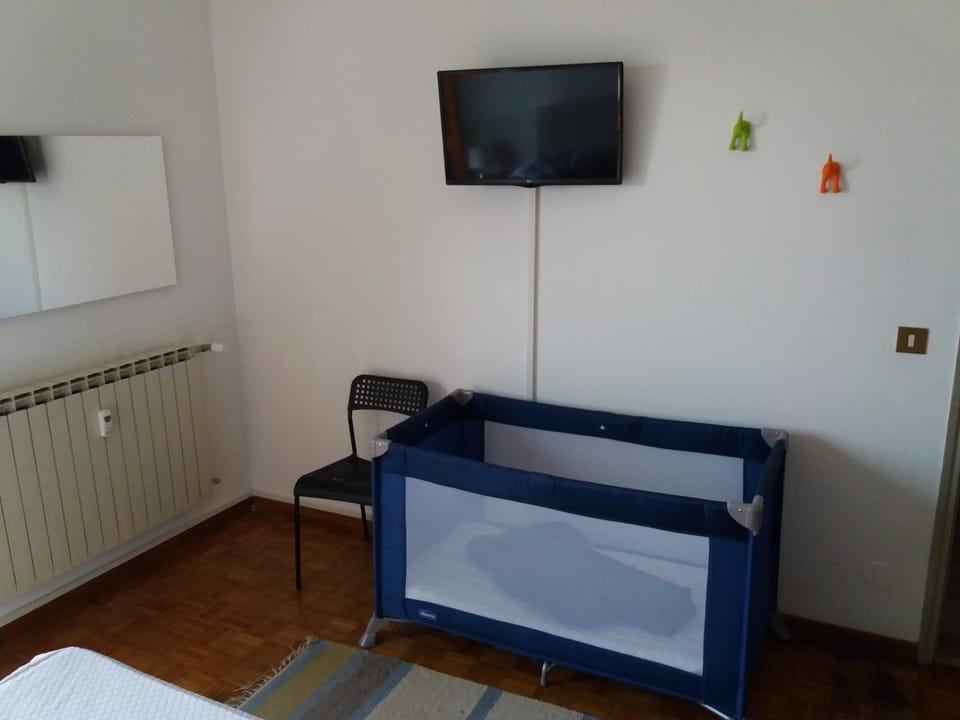 TV and multimedia, Bedroom, children, young children, group of guests, cot, Family