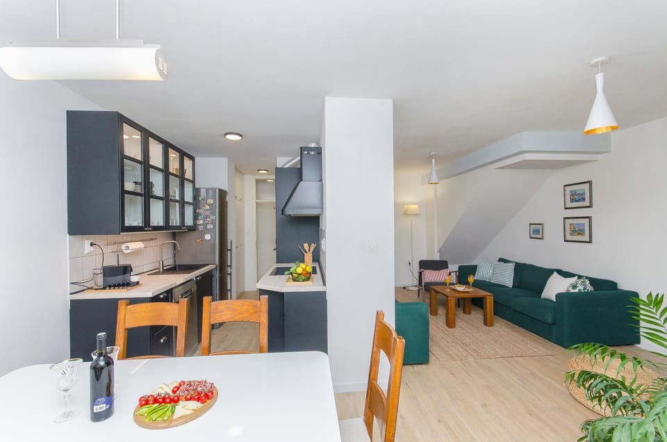 Kitchen or kitchenette, Seating area