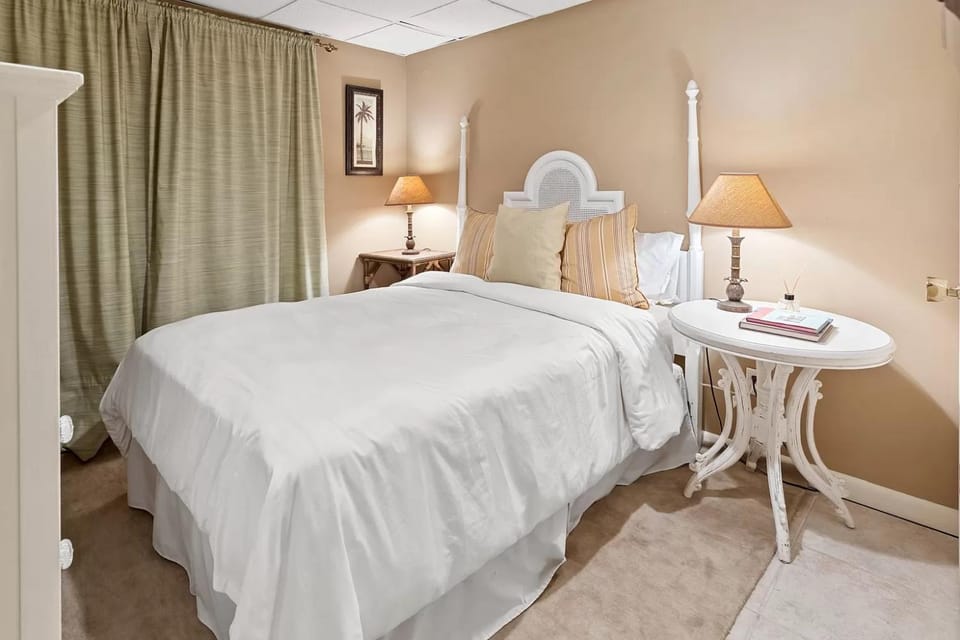 Bed, View (from property/room), Decorative detail, Bedroom, wardrobe