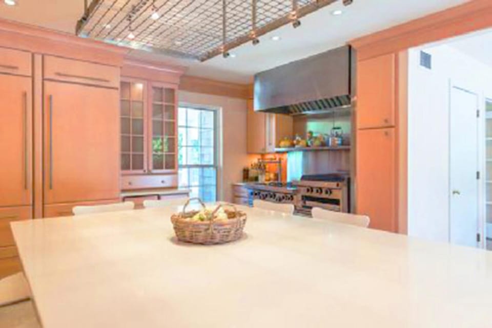 View (from property/room), Kitchen or kitchenette, Dining area, oven, stove