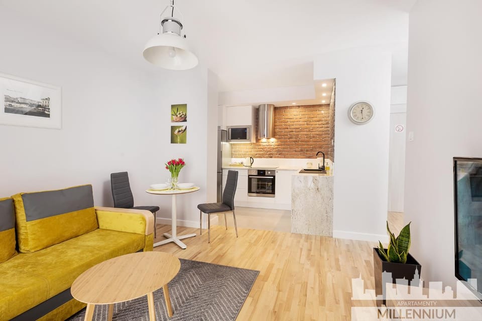 Millennium Manufaktura Yellow Apartment in Warsaw