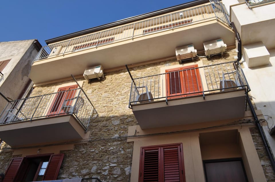 Property building, Facade/entrance, Balcony/Terrace
