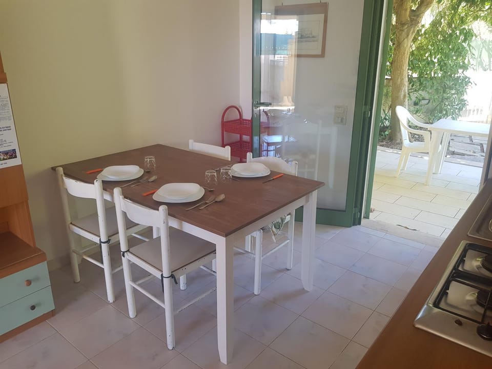 Kitchen or kitchenette, Living room, Seating area, kitchen
