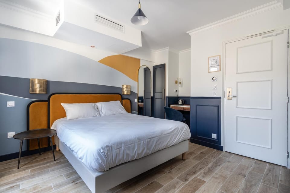 Bed, Photo of the whole room, Bedroom, wardrobe, air conditioner