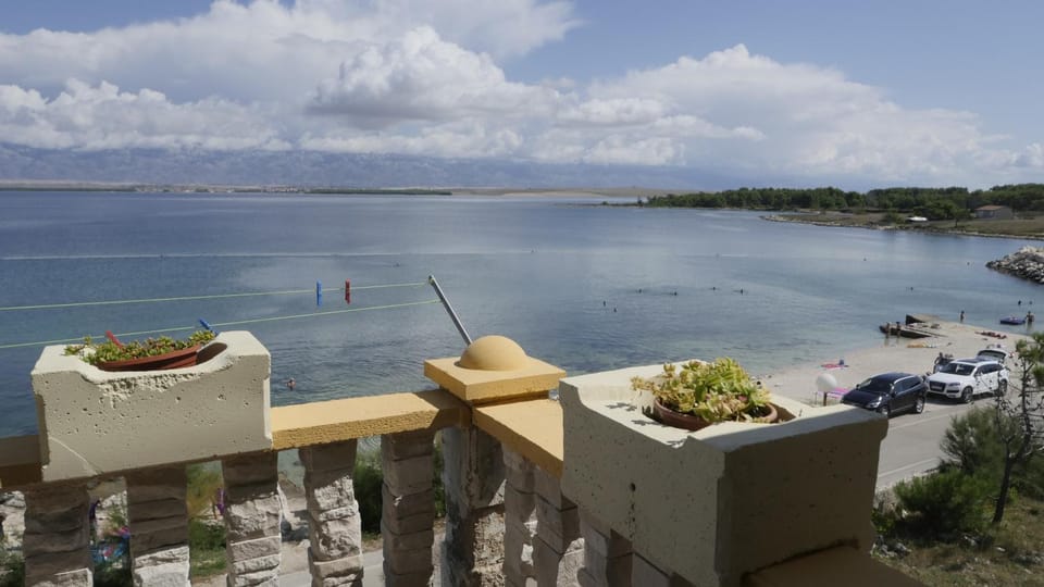 Mountain view, Sea view