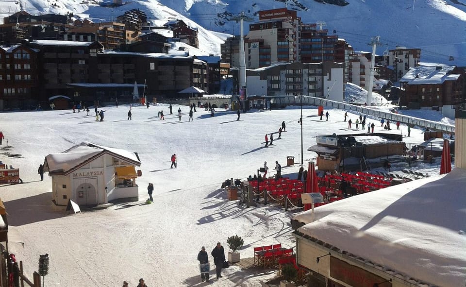 D2 Luxury Chalet Mountain View Sleeps 12 Coffee Apartment in Les Allues