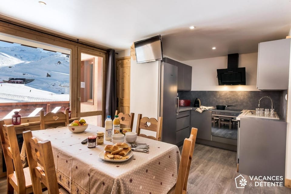 D2 Luxury Chalet Mountain View Sleeps 12 Coffee Apartment in Les Allues