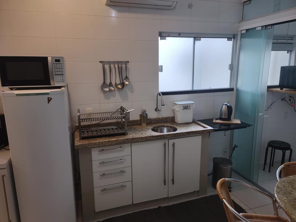 Coffee/tea facilities, Kitchen or kitchenette, Dining area, minibar, oven, stove, air conditioner