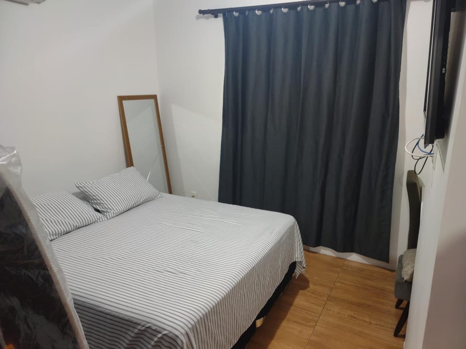 Bed, TV and multimedia, Photo of the whole room, Bedroom, air conditioner