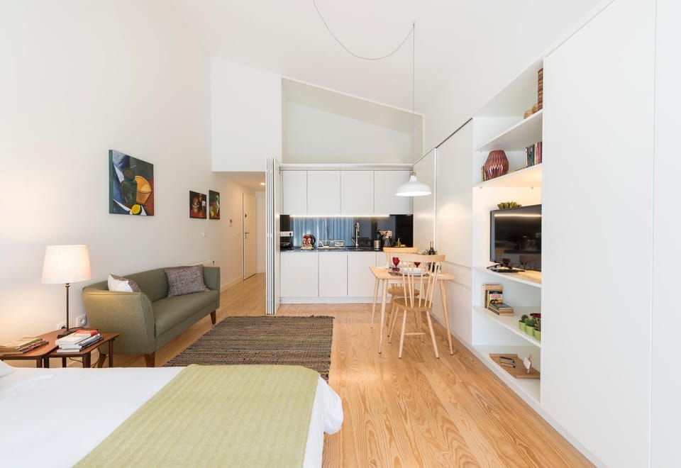 TV and multimedia, Kitchen or kitchenette, Seating area, Bedroom
