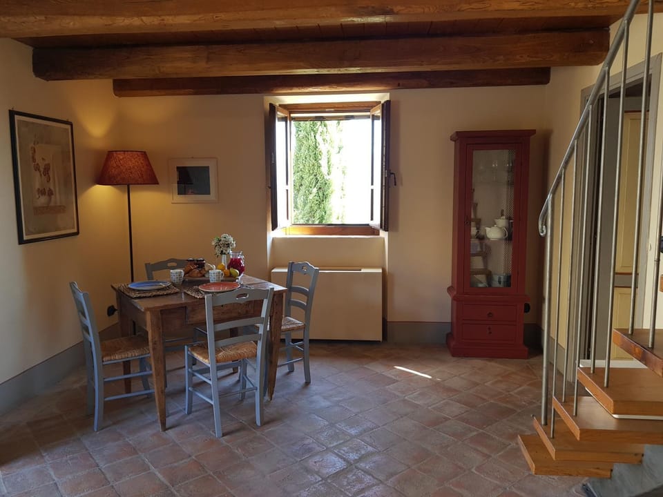 Coffee/tea facilities, Living room, Seating area, Garden view, air conditioner