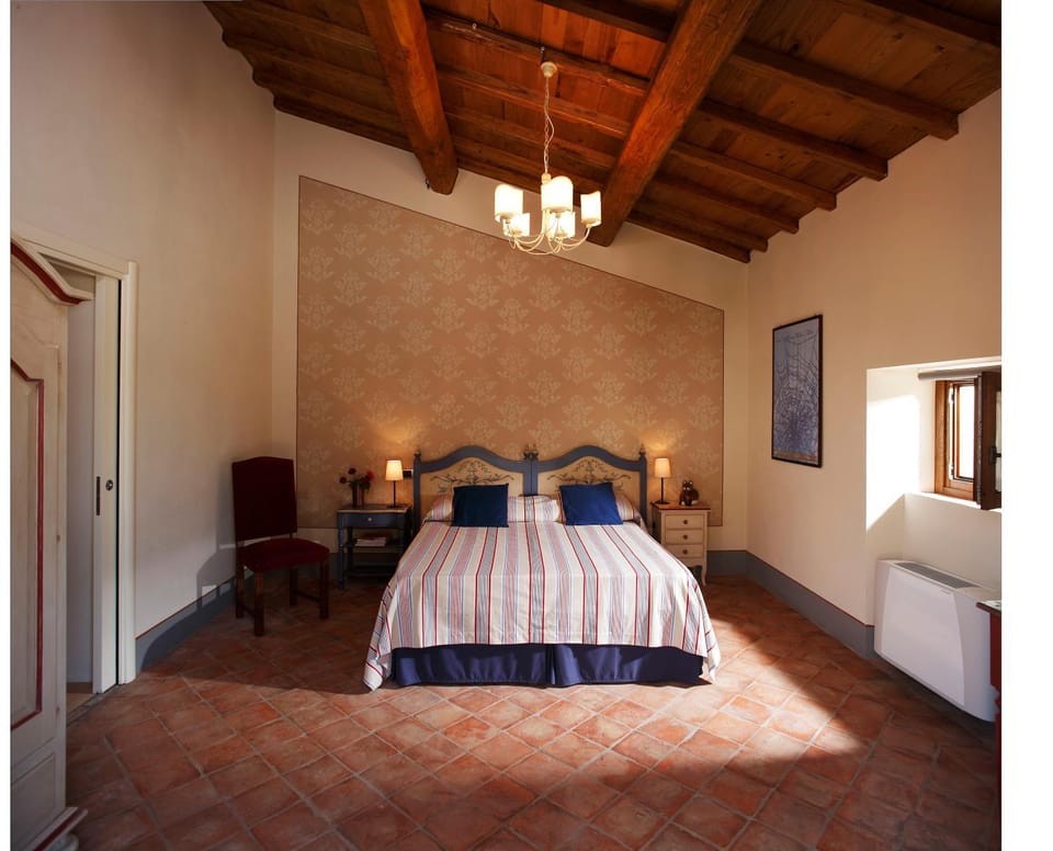 Shower, Toilet, Bed, Photo of the whole room, Bedroom, Pool view, cot, air conditioner