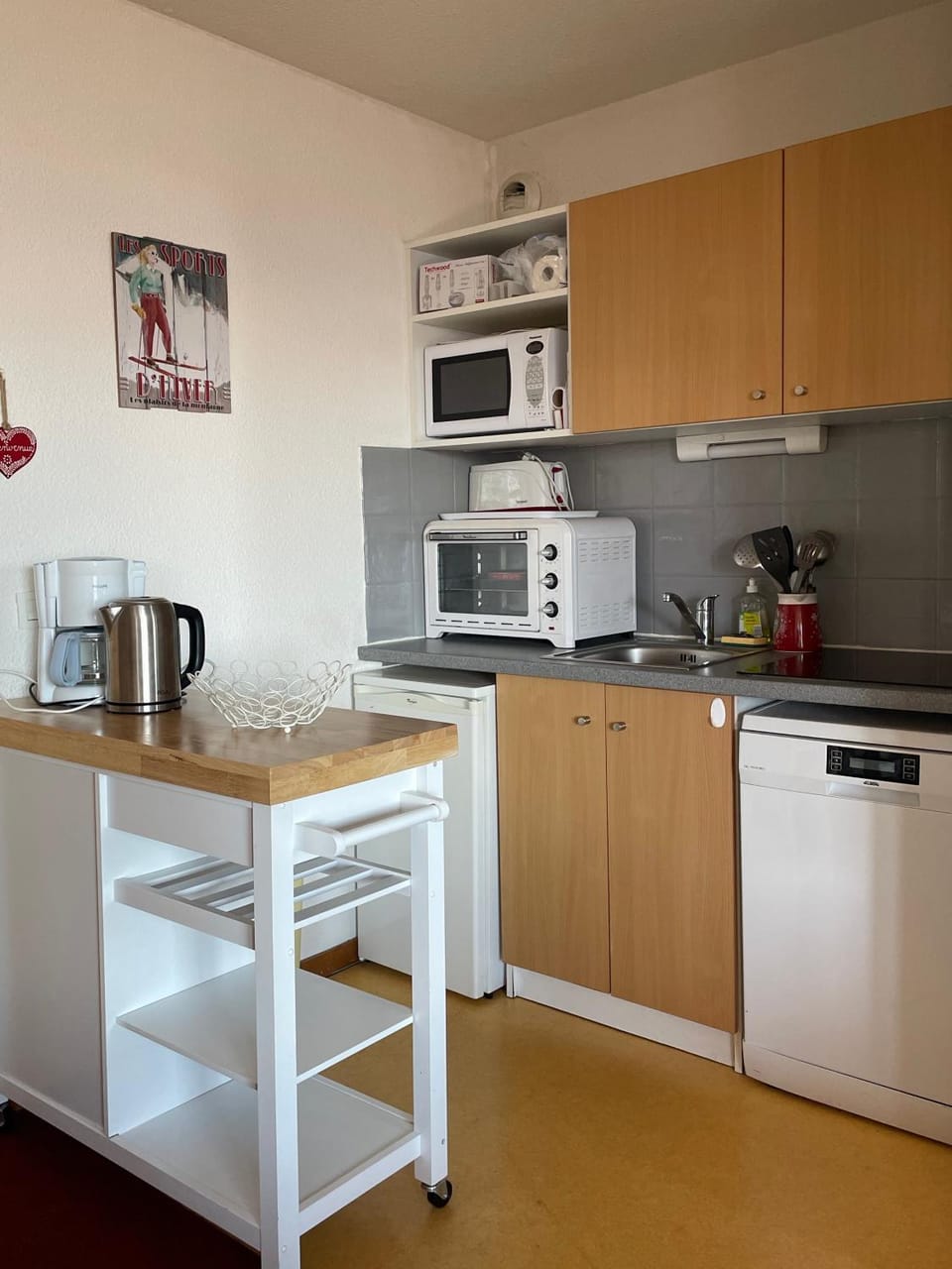 Coffee/tea facilities, minibar, pet friendly