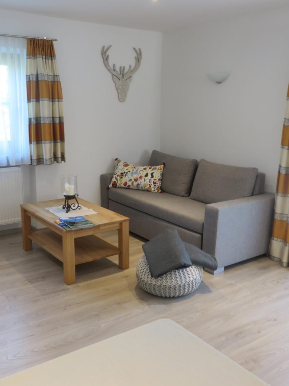 Living room, Photo of the whole room, Decorative detail, Seating area