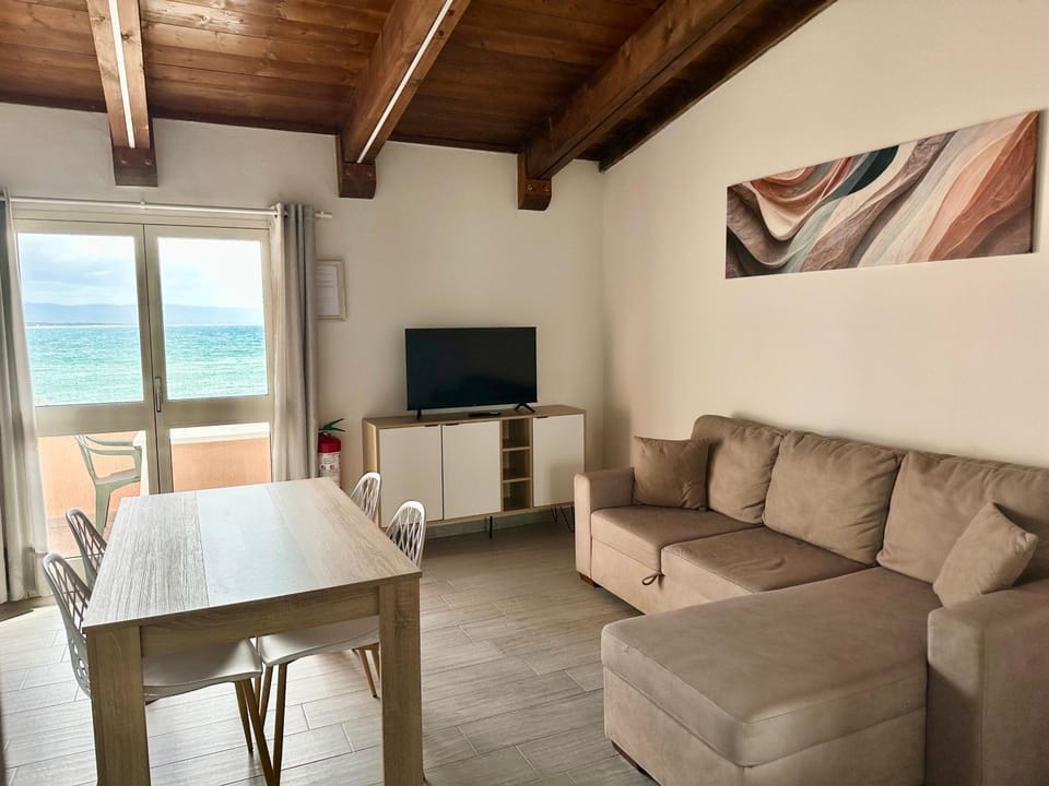 Communal lounge/ TV room, Natural landscape, TV and multimedia, Living room, Seating area, Dining area, Evening entertainment
