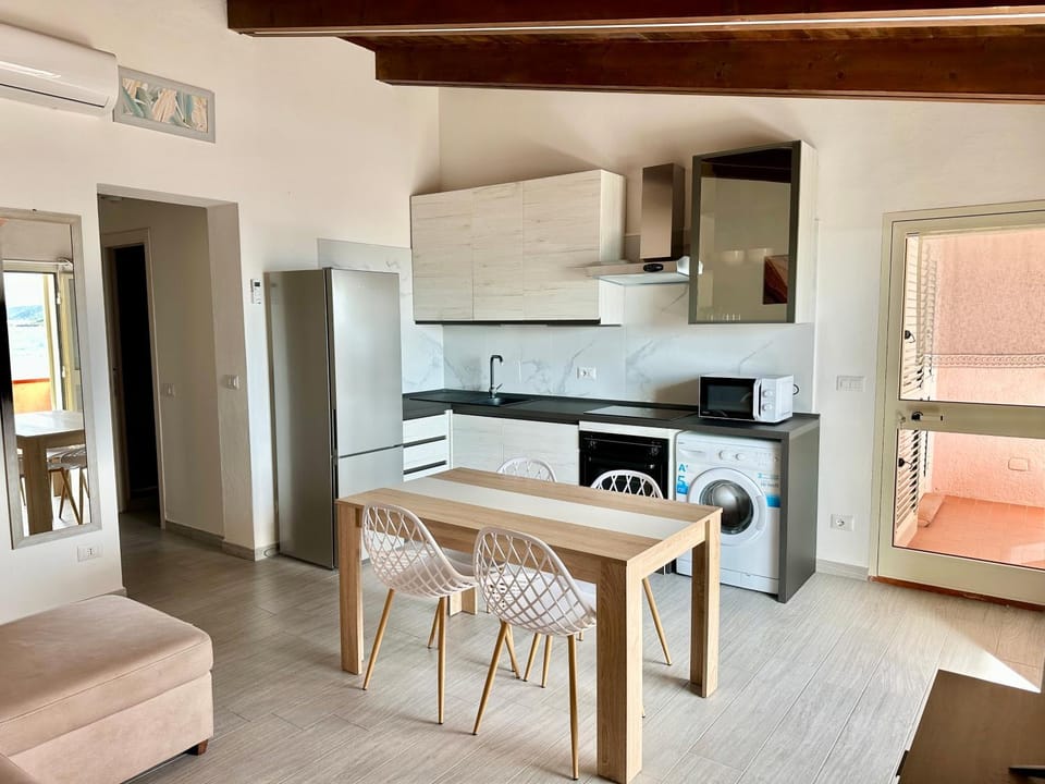 Kitchen or kitchenette, Living room, Seating area, Dining area, minibar, oven, stove, air conditioner